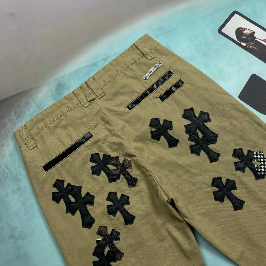 🅿️290 🔘Style No.-KL158 🔘Cro Heart𝐂𝐡𝐫𝐨𝐦𝐞 𝐇𝐞𝐚𝐫𝐭💥Breaking hot style💥Camouflage checkerboard horse hair cross patch khaki casual jeans* [same style as Angelababy] Chrome full of exploring the ultimate in fashion Hearts新款克罗心裤子，巧妙融合迷彩十字、棋盘马毛十字等元素，打破传统界限。 The clever fusion of Mattyboy’s same style, overalls and khaki jeans brings endless matching inspiration to fashionistas.  This pair of Crow Heart overalls not only presents a unique retro style, but also takes into account both comfort and sophistication with its wide-leg fit and loose design.中高腰设计搭配慵懒又随意的风格，既显腿长又保持休闲感，是潮男潮女的时尚必备之选。  Khaki overalls are unique in leather matching and color selection, making them the leader among overalls. Chrome Hearts' khaki cross chino casual pants have a prince-like aristocratic feel. The pants have 40 panels of leather and full texture. The W34 size is perfectly presented and has become the focus of the forefront of fashion. Whether it's for daily wear or a trendy try, these pants can bring you an excellent fashion experience.  Size: S M L XL XXL (28.30.32.34.36) Color: Khaki